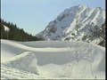 Sprung in die Schneewand