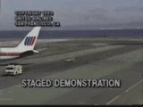 Flugzeug bläst Auto weg