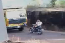 Motorradfahrer vs. Lkw