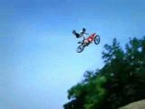 So parkt man eine Motorcross-Maschine