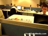 Raketenangriff im Büro