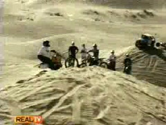 Motorradsprung in der Wüste